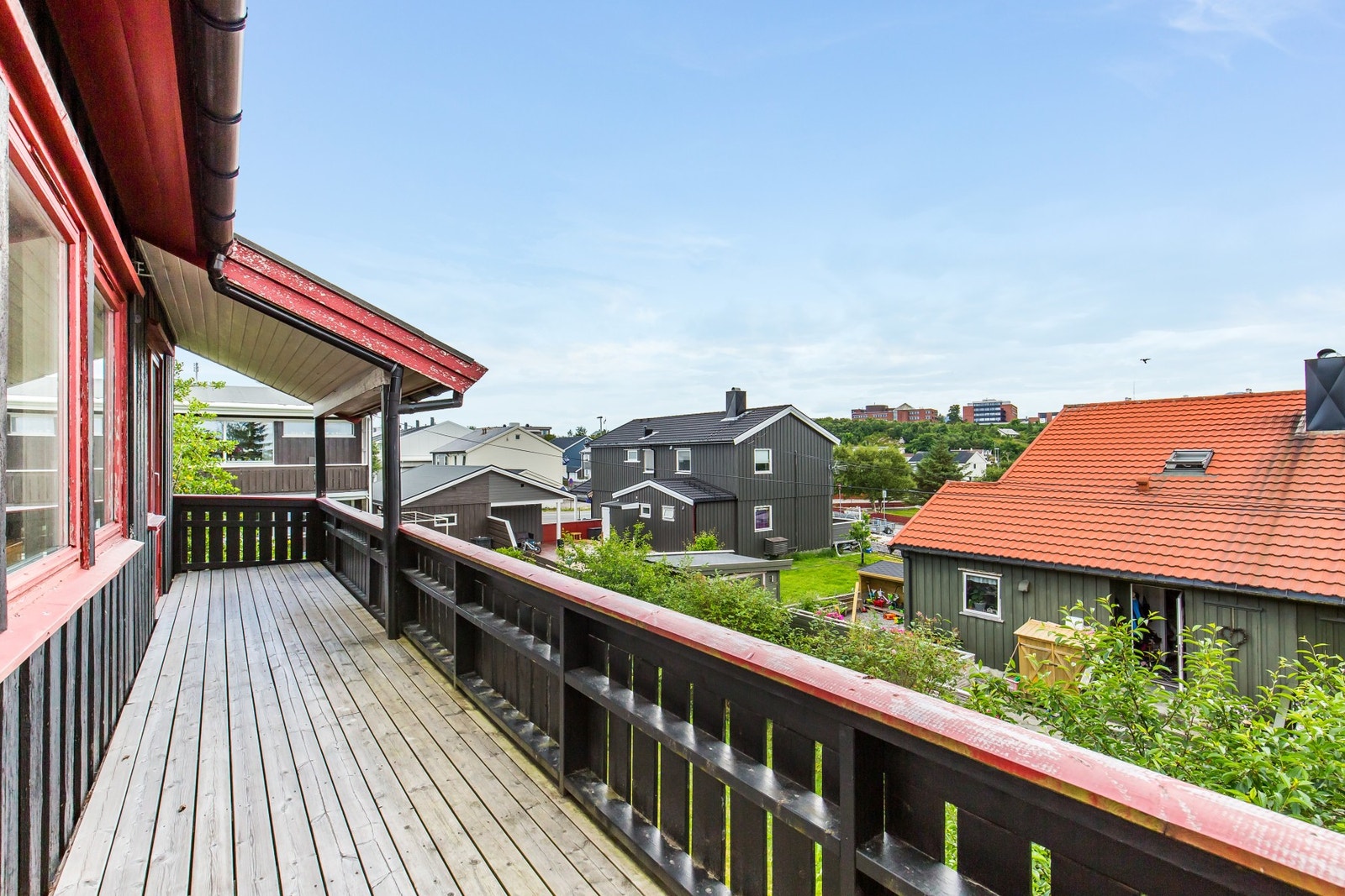 Koselig hage med diverse beplantning og prydbusker Galleribilde