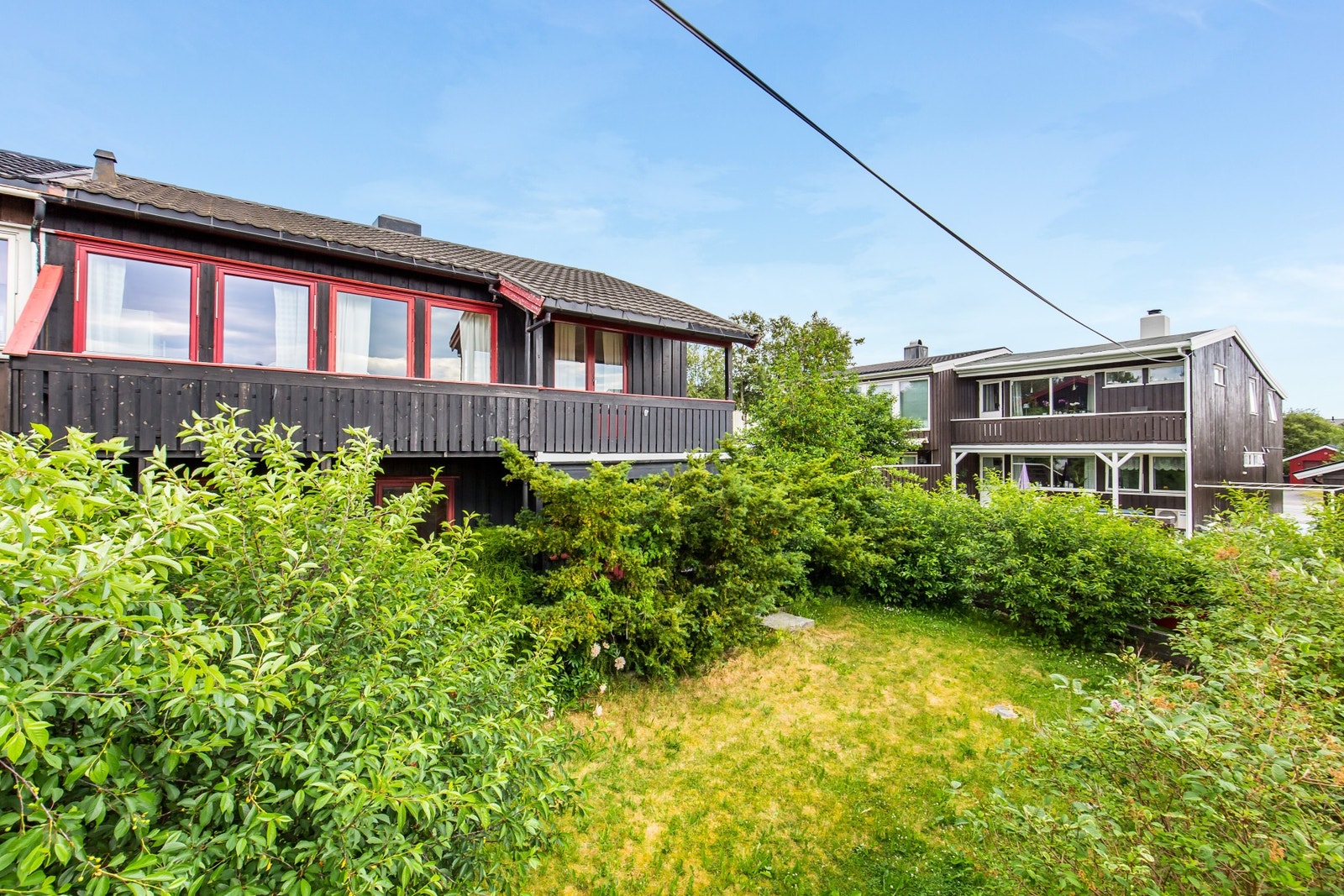 Pent oparbeidet uteområde med parkering på egen grunn Galleribilde