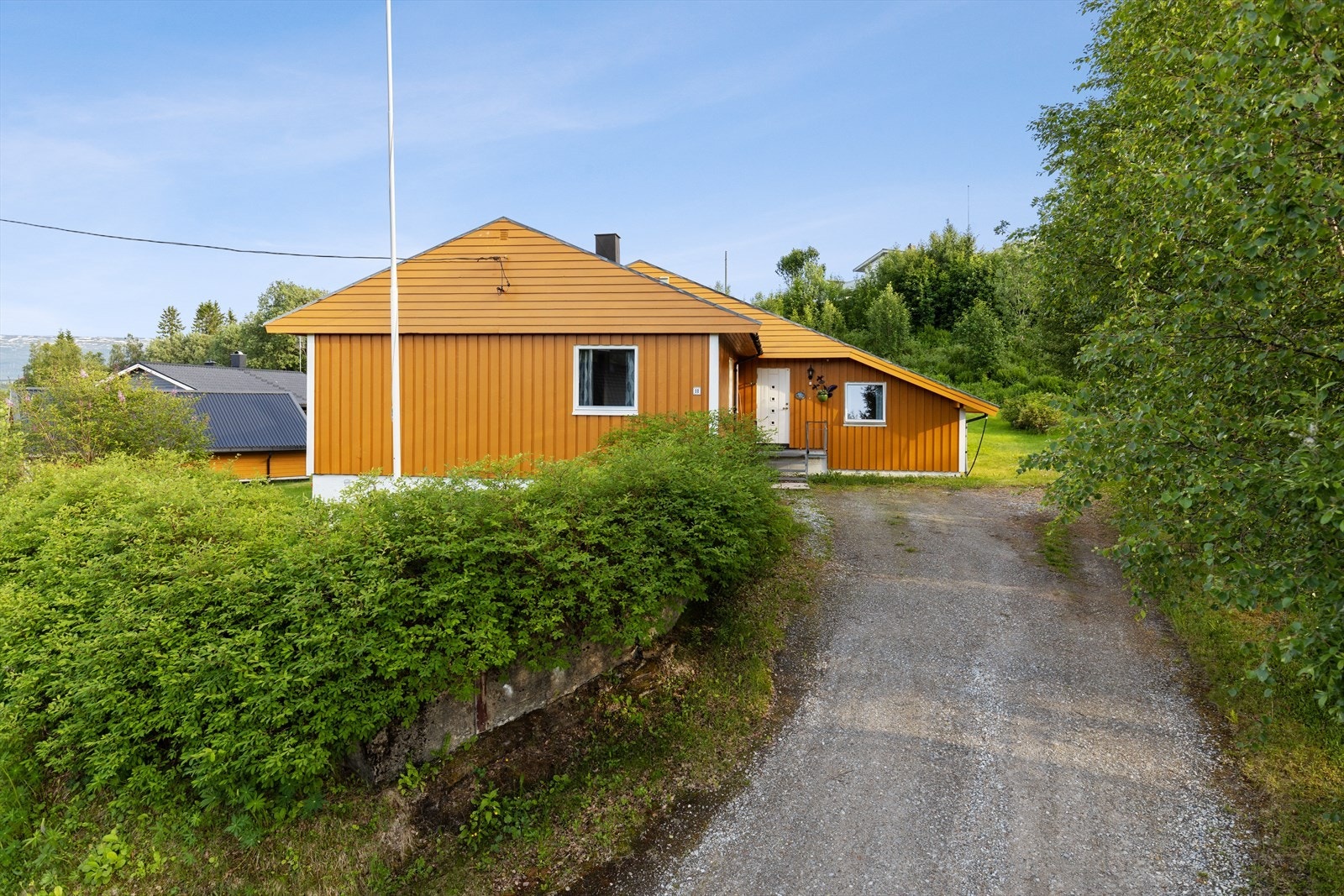 Man har gode parkeringsmuligheter i innkjørsel og garasje. Galleribilde