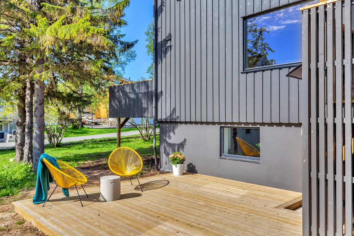 Leiligheten ligger i underetasjene og har en lun terrasse på utsiden