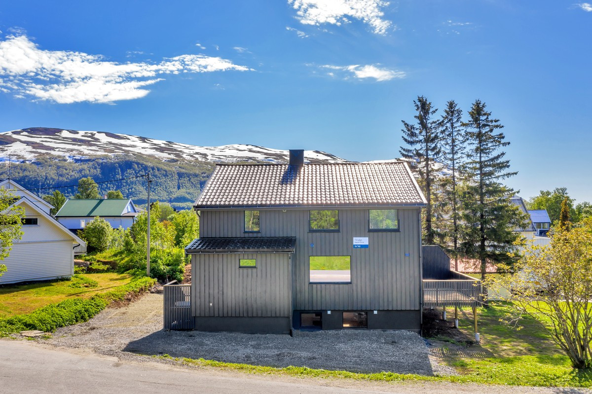 Boligen er på sørøya og har kort avstand til både Telegrafukta, lysløyper, mv.