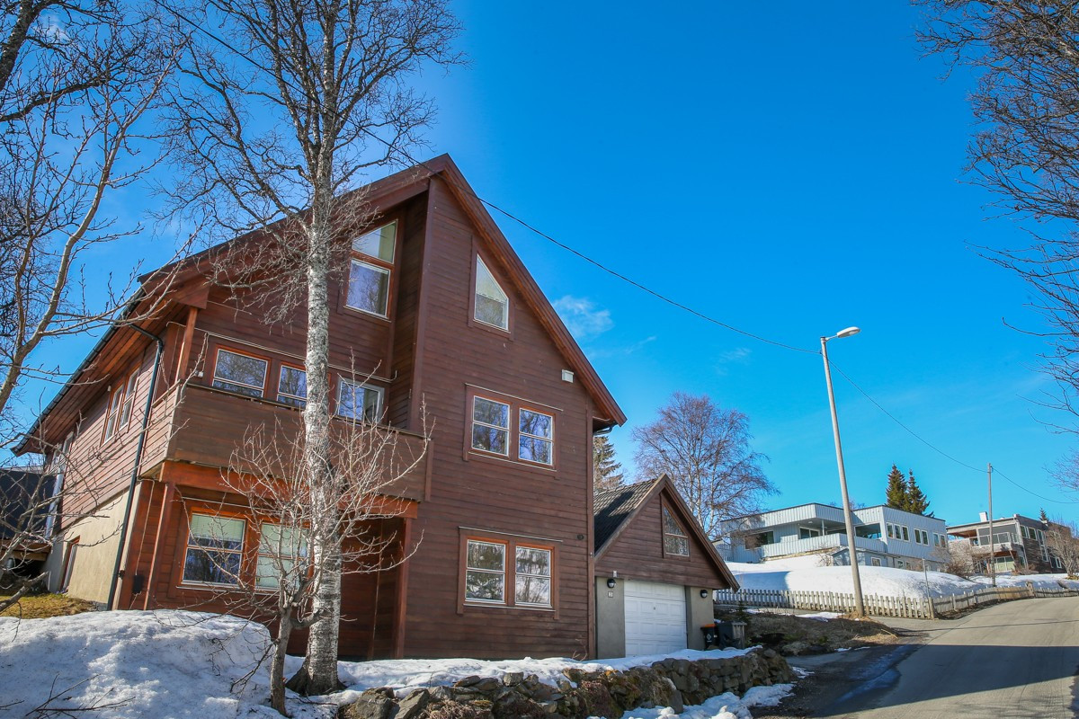Stor enebolig på 3 etasjer og garasjeplass på veletablerte Alfheim!