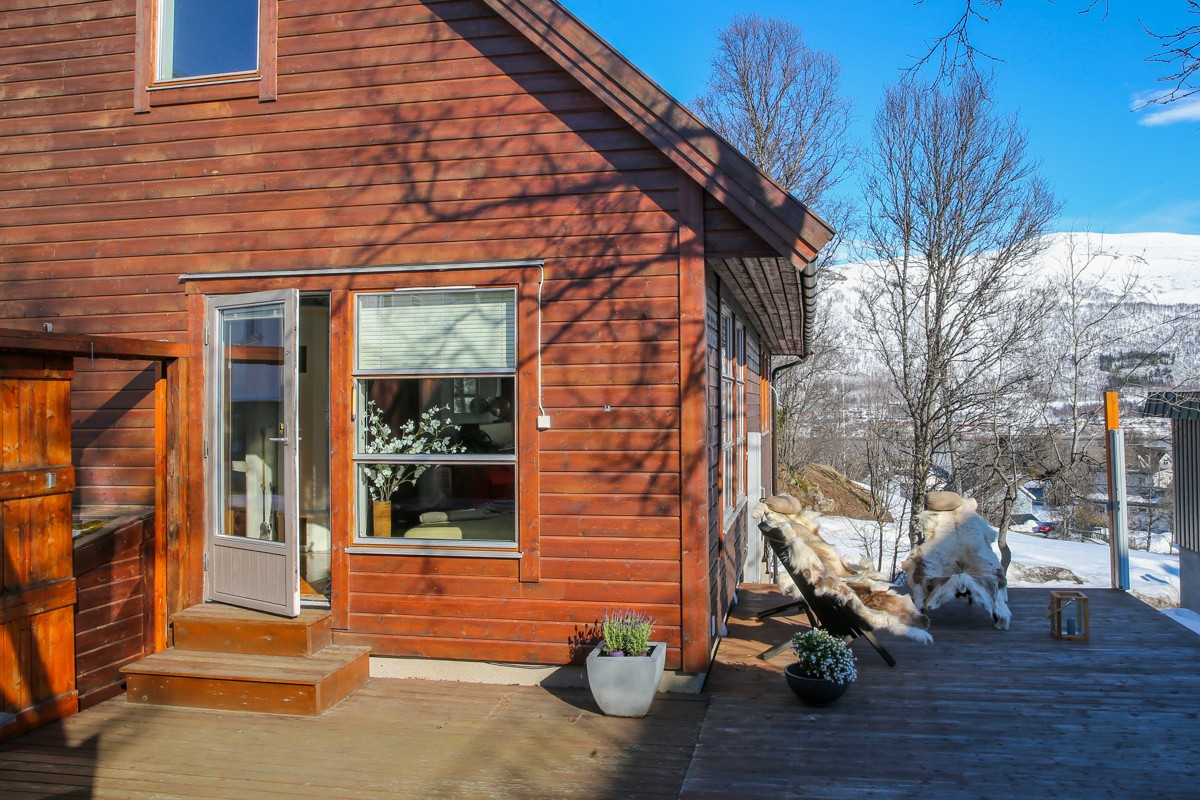 Fra stue er det utgang til syd- og vestvendt terrasse
