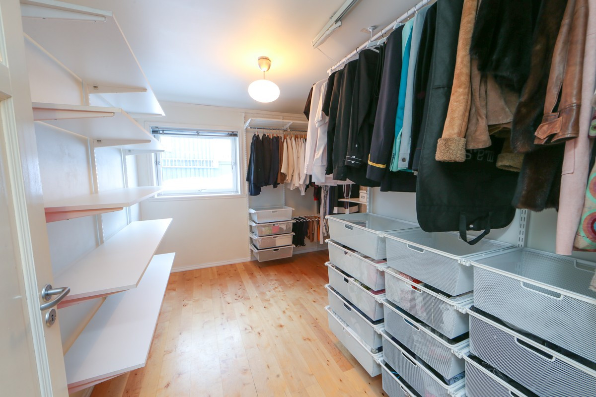 Soverom 3 benyttes i dag som et walk-in-closet