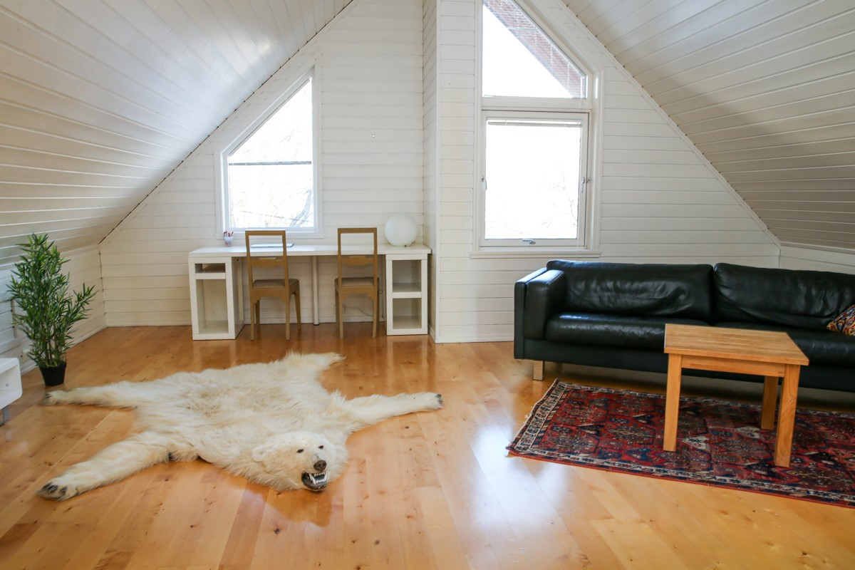 Boligen har en romslig loftstue