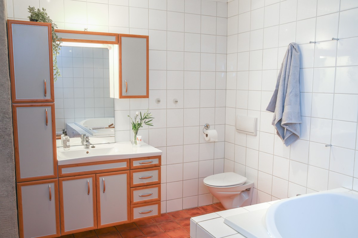 Bad i 1.etasje er komplett flislagt, og har innfliset boblebadekar og vegghengt toalett