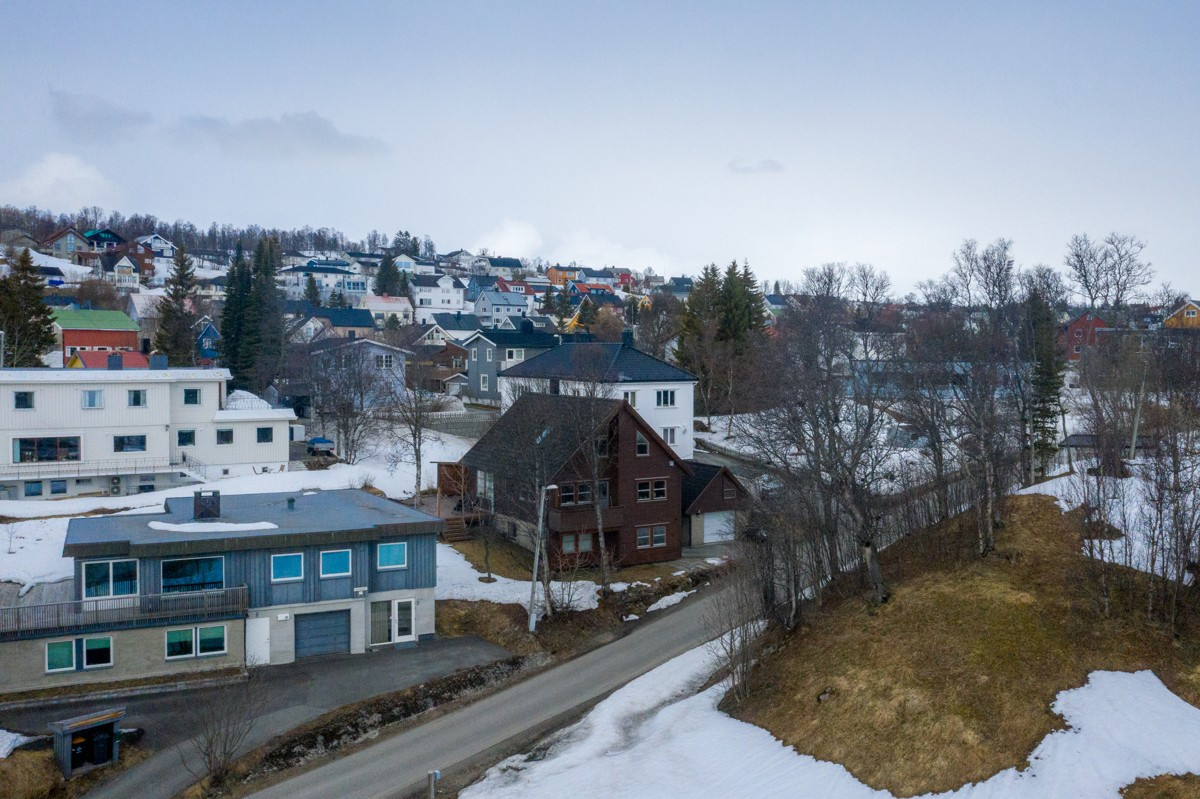 Området boligen ligger i har gangavstand til både skole, barnehage og butikk