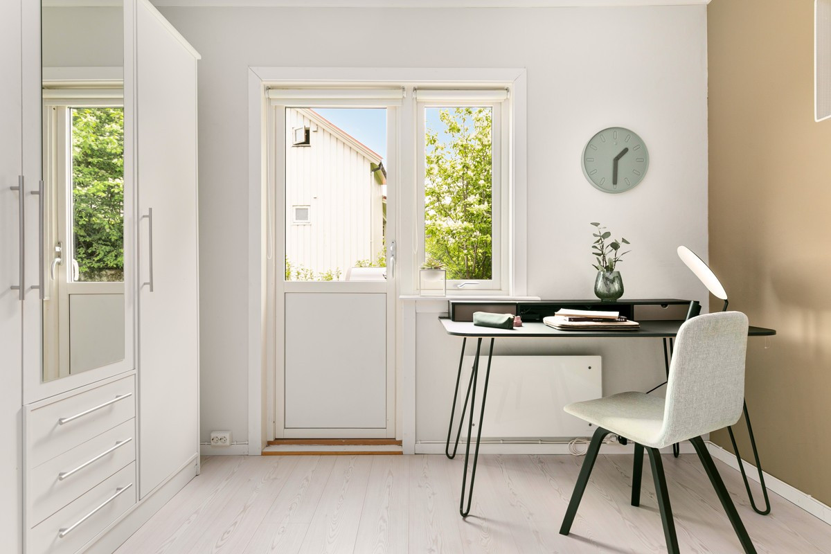 Her er det utgang til veranda og hage