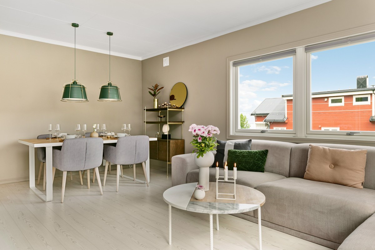 Stue med god plass for spisegruppe