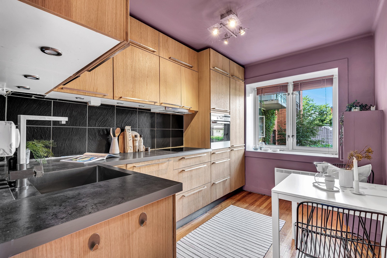 Integrerte hvitevarer slik som kombinert kjøl/frys, stekeovn, induksjonstopp og oppvaskmaskin medfølger. Det er god plass til et lite spisebord. Galleribilde