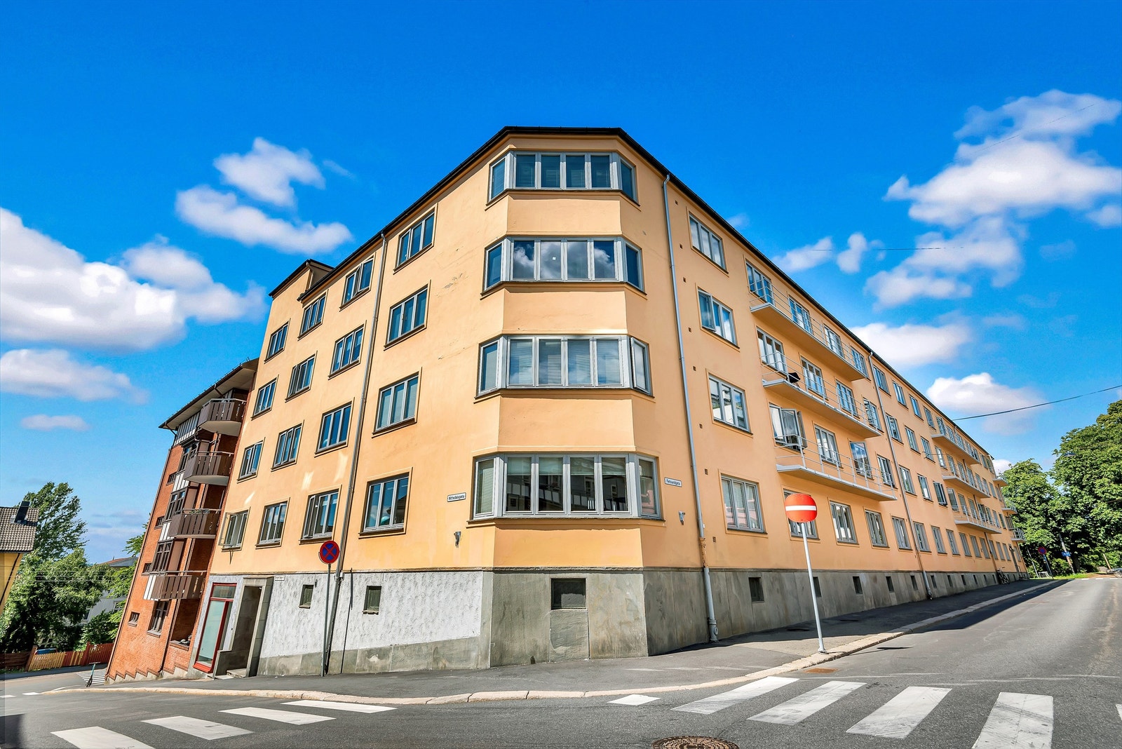 Sons gate er en stille enveiskjørt gate på Kampen med lite trafikk. Her bor du i rolige omgivelser samtidig som du har gangavstand til det aller meste. Galleribilde
