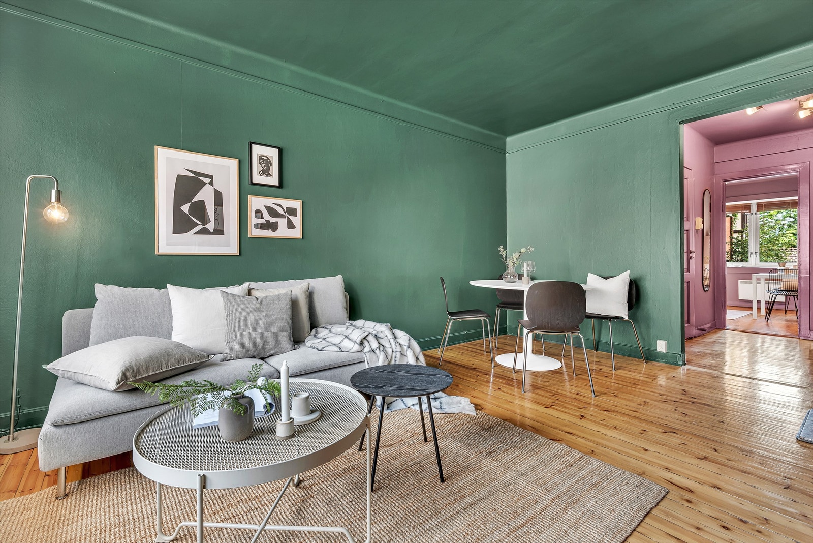 Dette er en romslig og sjarmerende 2-roms andelsleilighet beliggende på idylliske og populære Kampen. Galleribilde