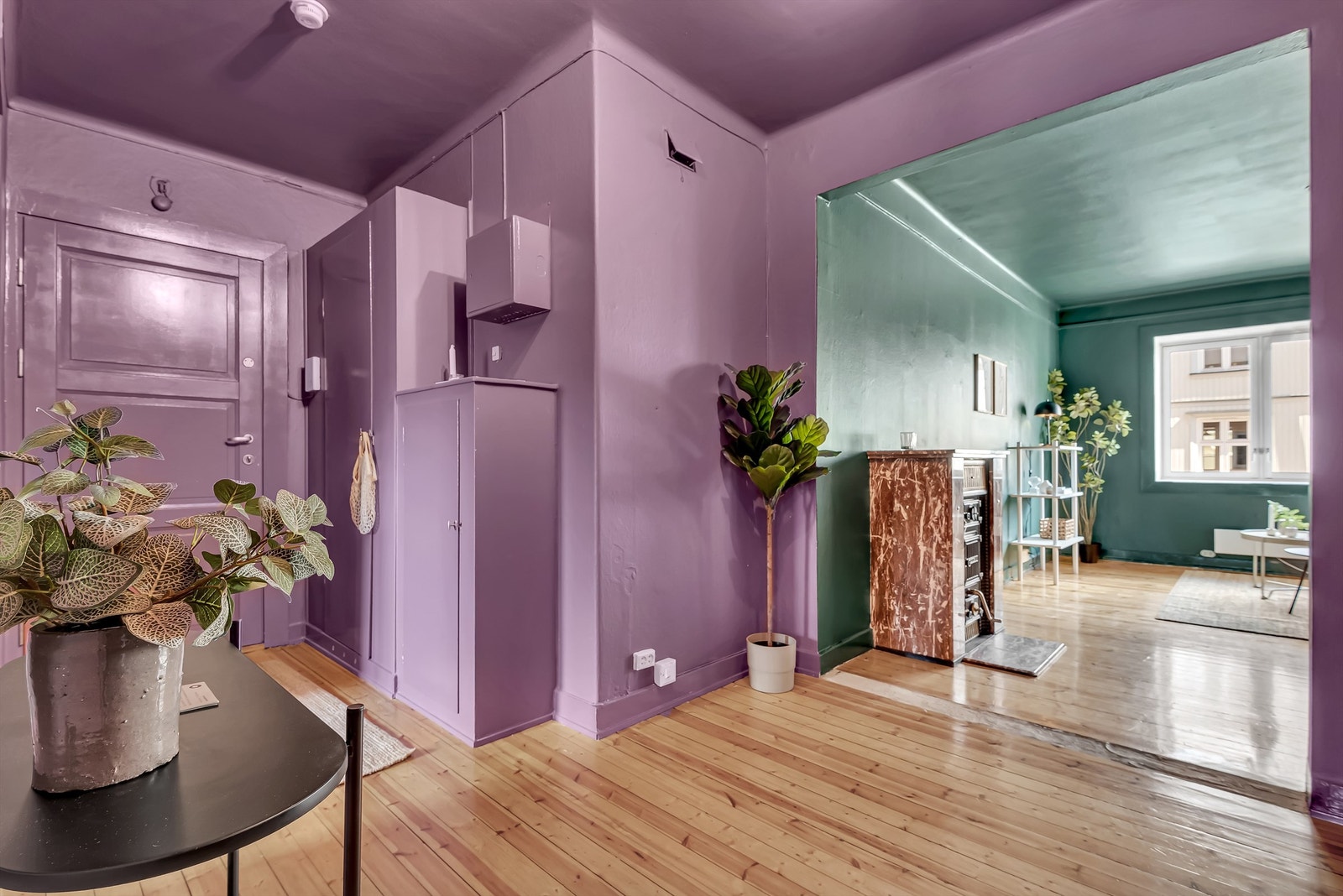 Innbydende entré med rikelig av oppbevaringsplass for sko, yttertøy og bekledning. Galleribilde