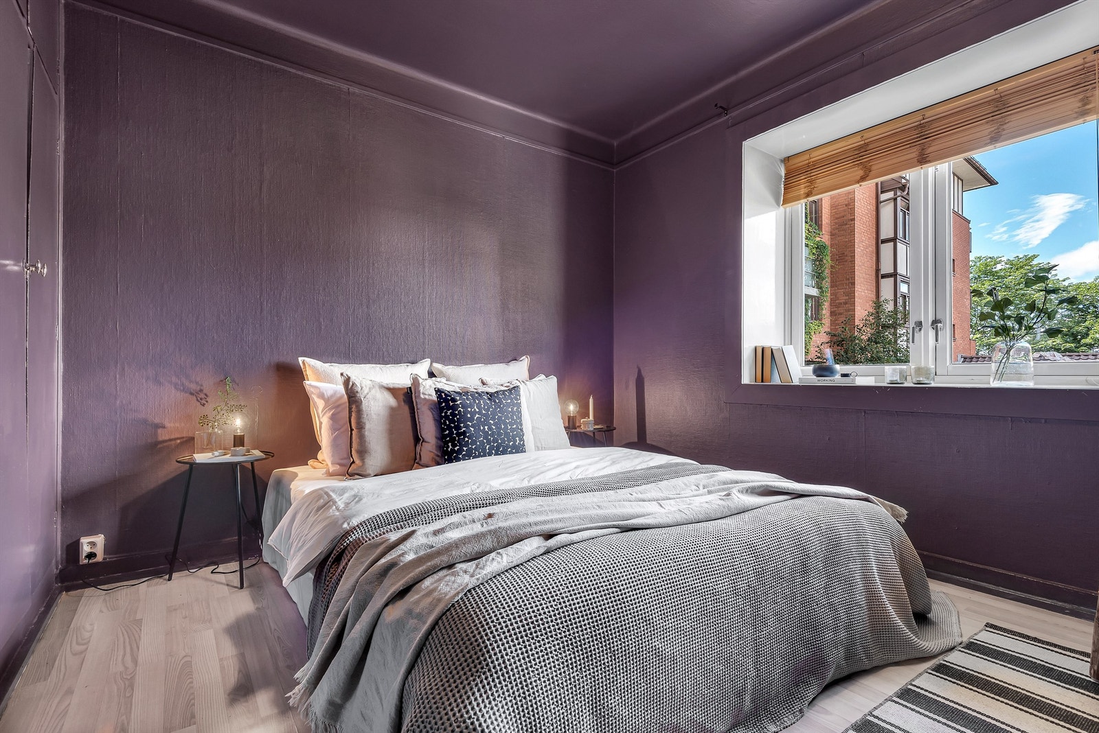 Meget romslig soverom med plass til et stor dobbeltseng med nattbord på hver side. Her sover du godt! Galleribilde