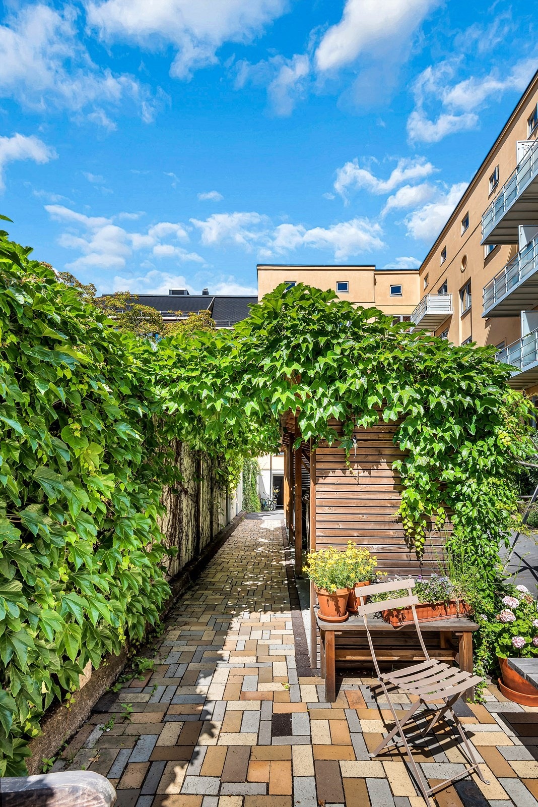 Bakgården har sol ca kl 12-20 sommerstid, og er innredet med flere sittegrupper, beplantning og sykkelparkering. Galleribilde