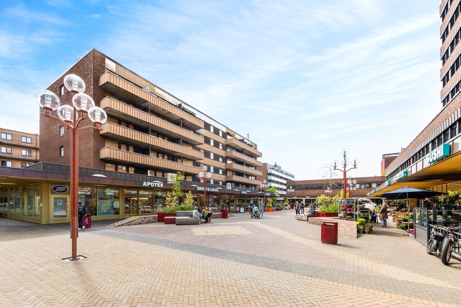 Tøyen Torg er en populær samlingsplass for bydelens beboere med et rikt utvalg av serveringssteder, nisjeforretninger og gode kollektivbindelser (T-bane og buss). Galleribilde