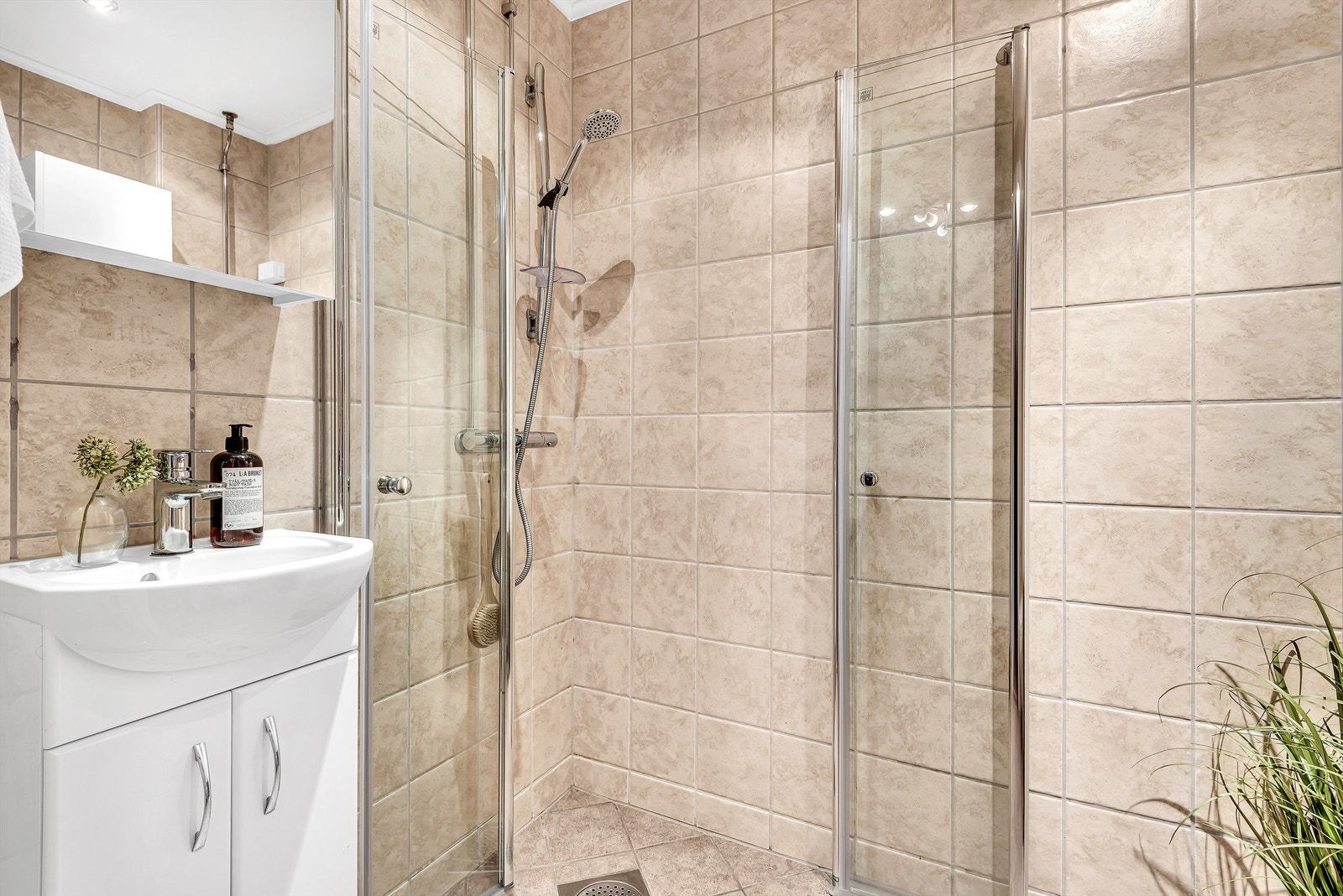 Delikat flislagt baderom som ble renovert i regi av borettslaget i 2005. Galleribilde