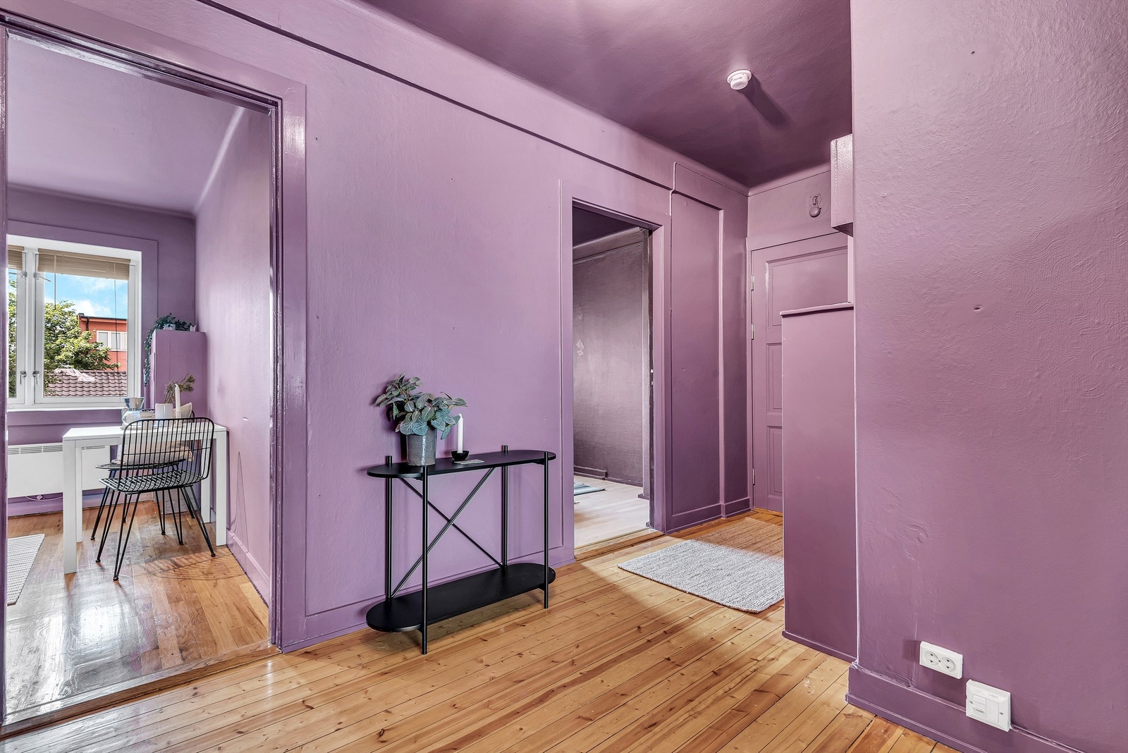 Entréen er meget romslig og fungerer som et bindeledd mellom boligens øvrige rom. Galleribilde