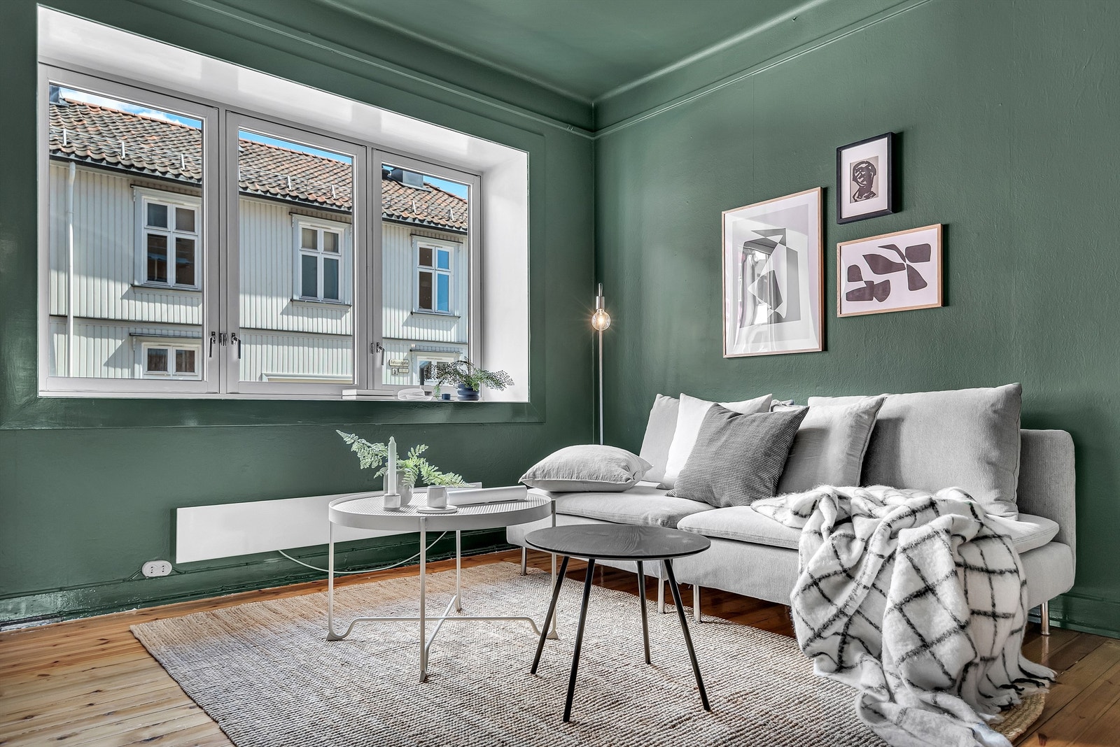 Store deler av boligen har originale tregulv og moderne fargevalg på vegger og tak. Galleribilde