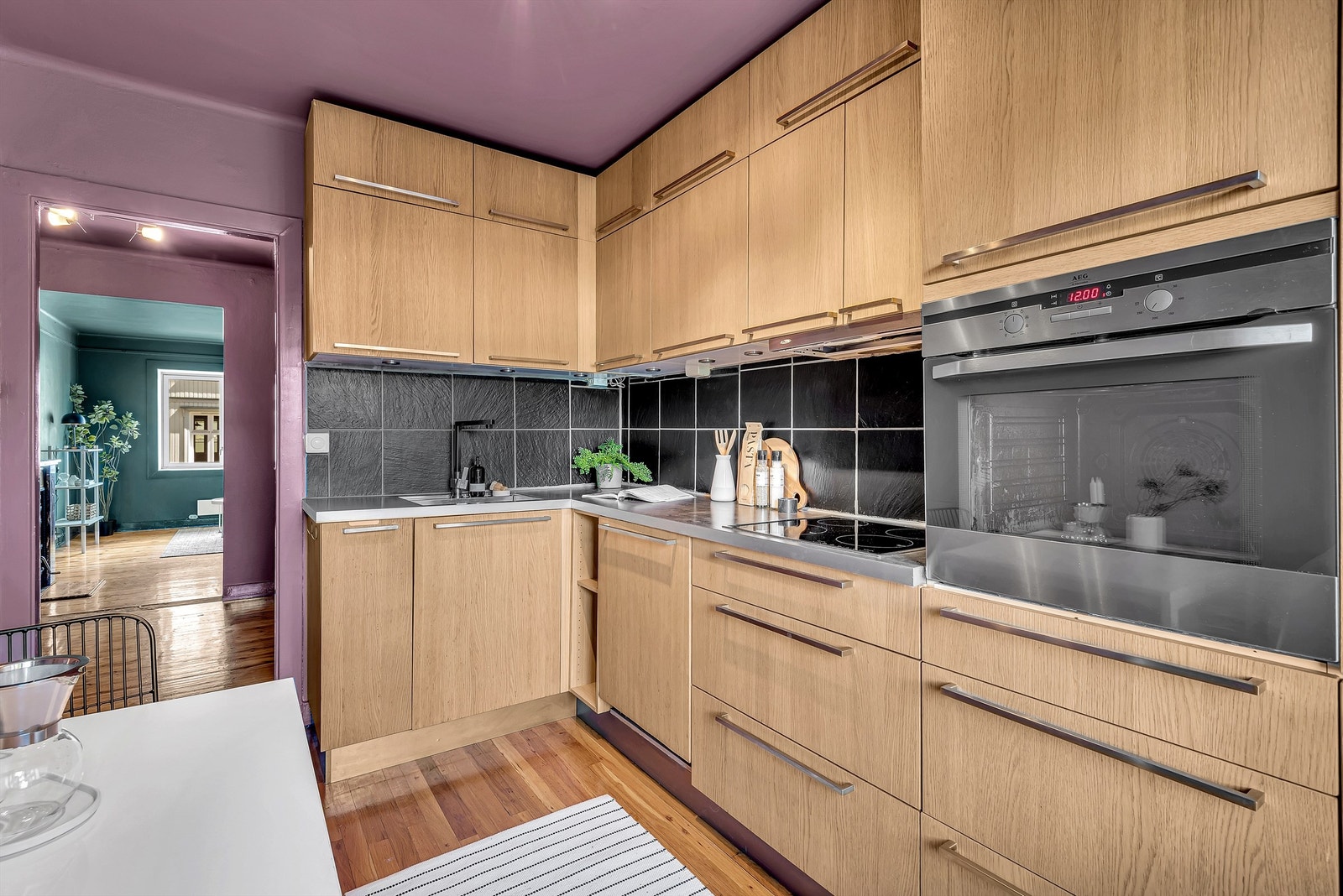 Pent og moderne kjøkken fra 2009 av merke Kvik. Her har man god oppbevaringsplass i over- og underskap, samt gode arbeidsflater for matlaging. Galleribilde