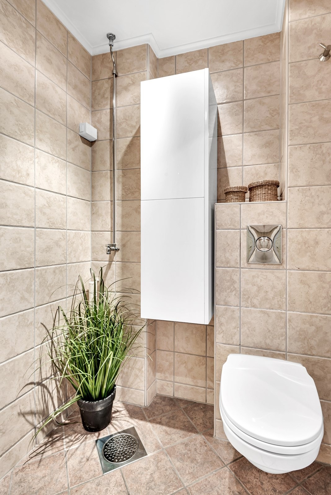 Baderommet har varmekabler i gulv, downlights i himling og opplegg til vaskemaskin. Galleribilde