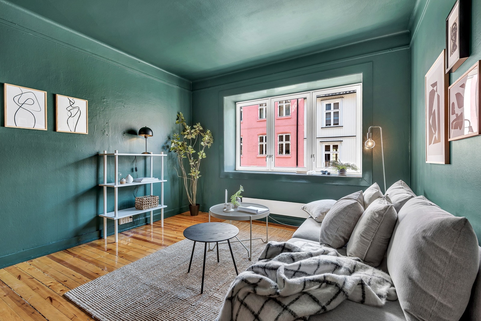 Store vindusflater slipper inn rikelig med naturlig lys. Galleribilde