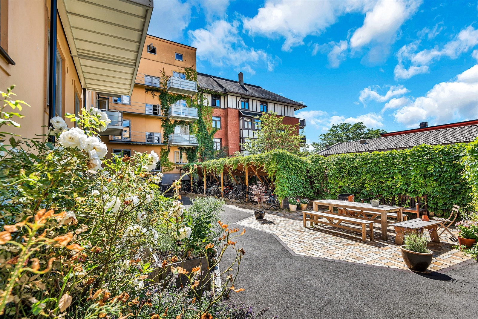 Borettslaget har en flott idyllisk bakgård som ble nylig pusset opp i regi av borettslaget. Galleribilde