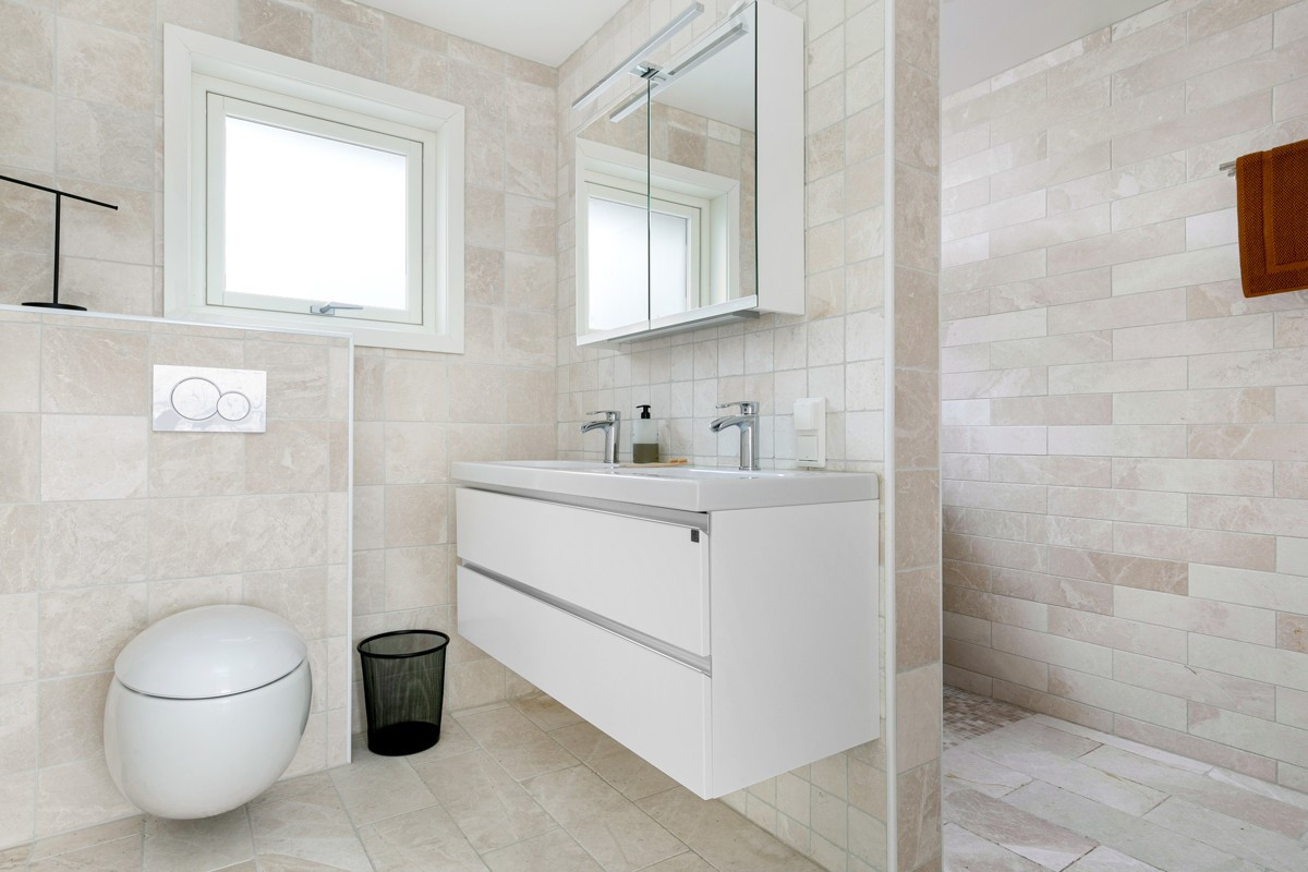 Badet er komplett flislagt med gulvvarme