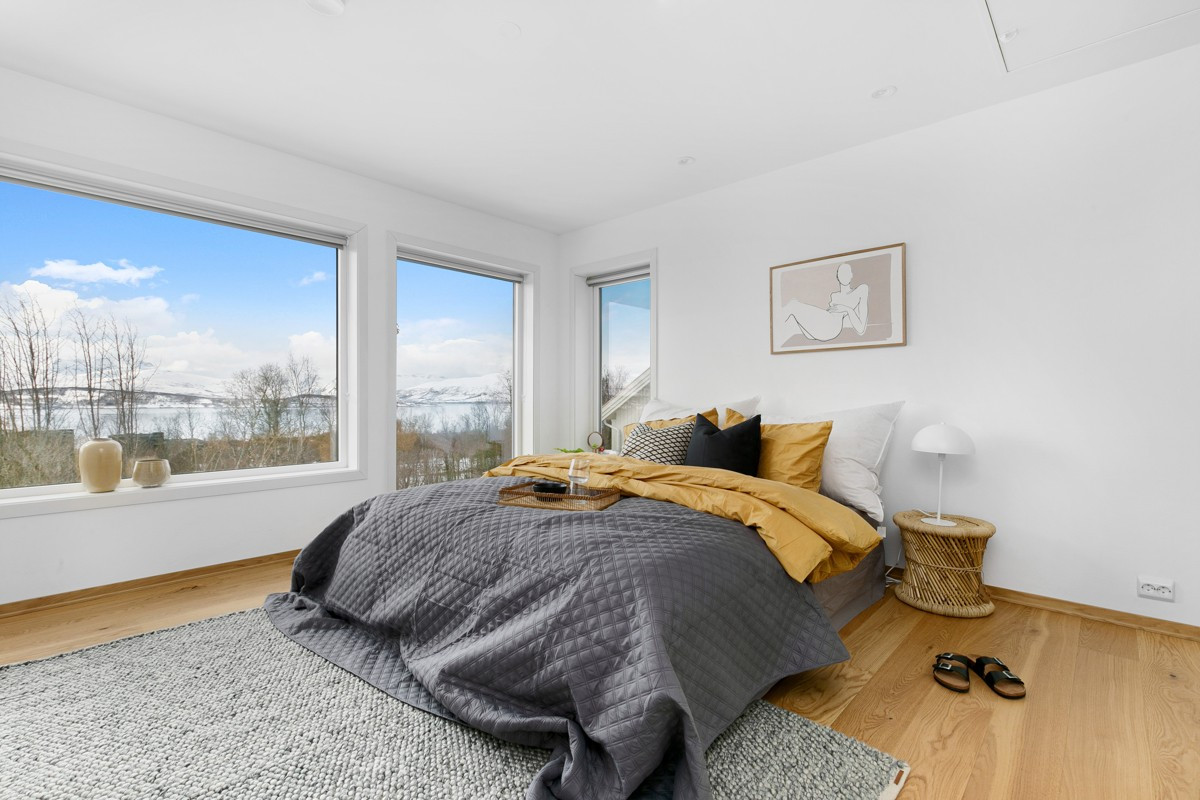Dette er et stort og luftig rom som har skyvedørsgarderobe og bad i tilknytning