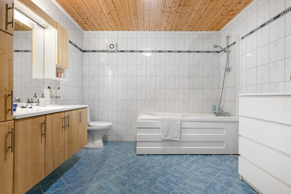 Komplett flislagt bad i underetasje med badekar og opplegg for vaskemaskin også her