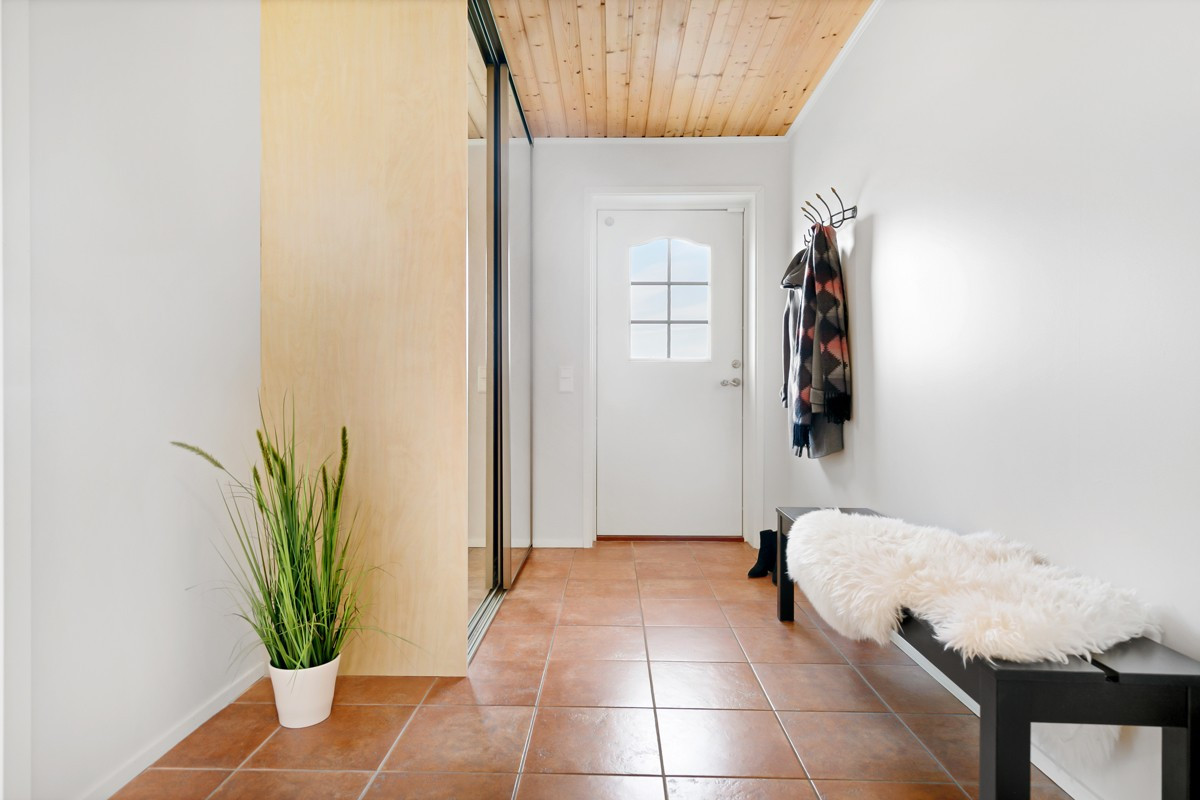 Entré med gulvvarme og skyvedørsgarderobe i underetasje
