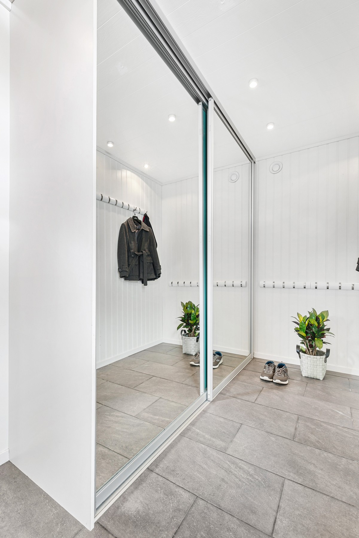 Entré - stor skyvedørsgarderobe med speildører