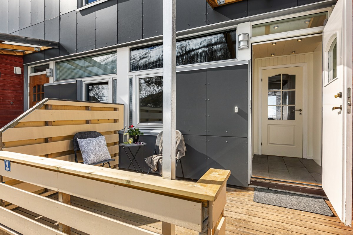 Ved inngangsparti er det en lun terrasse med rom for noen stoler og bord