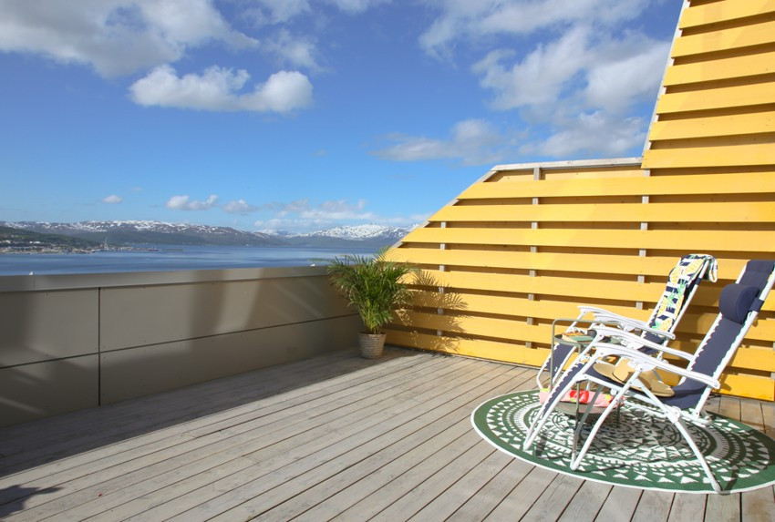 På veranda kan lange sommerkvelder nytes med noe godt i glasset!