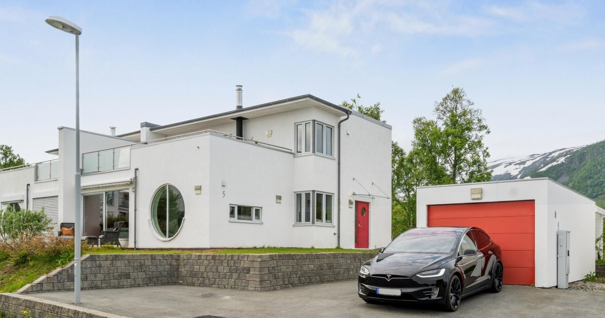 Fin enebolig med garasje i en svært barnevennlig gate med flere barnefamilier og direkte til gang til naturen