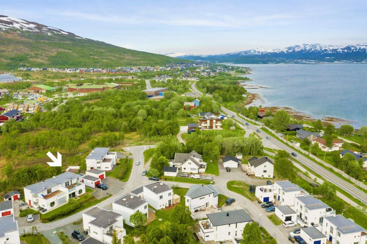 Boligområdet ligger på Storelva/Finkavika, ca 13 km fra Tromsø sentrum