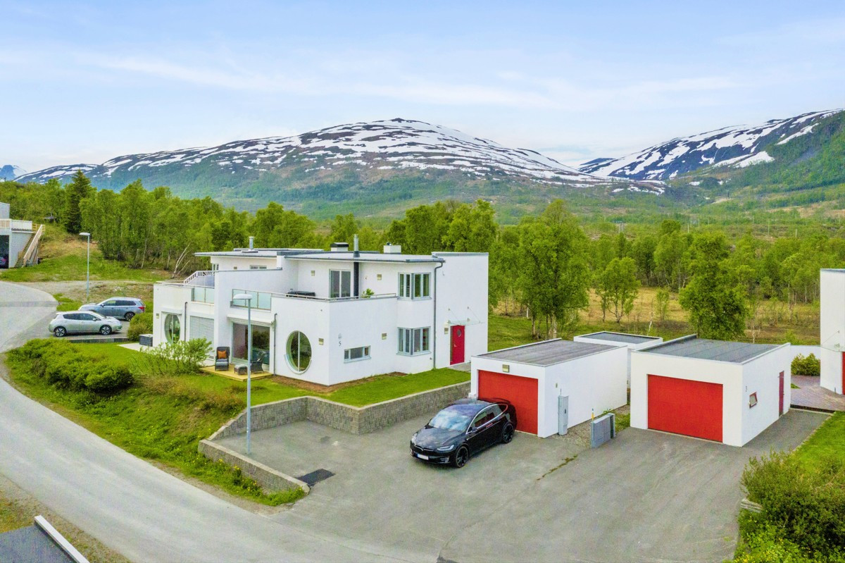 Området er kjent for å være barnevennlig med lite trafikk, samt kort avtand til fine naturomgivelser, både med skog og fjære