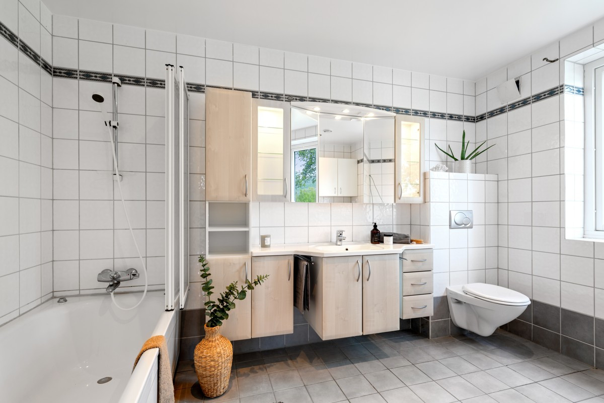 Baderom i 1. etasje - dette er komplett fliselagt med servant, wc og badekar