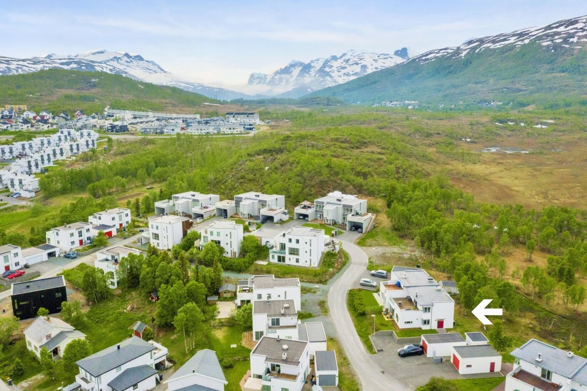 Det er ca. 5 km til brua/Kvaløysletta, eventuelt Eidkjosen med butikk