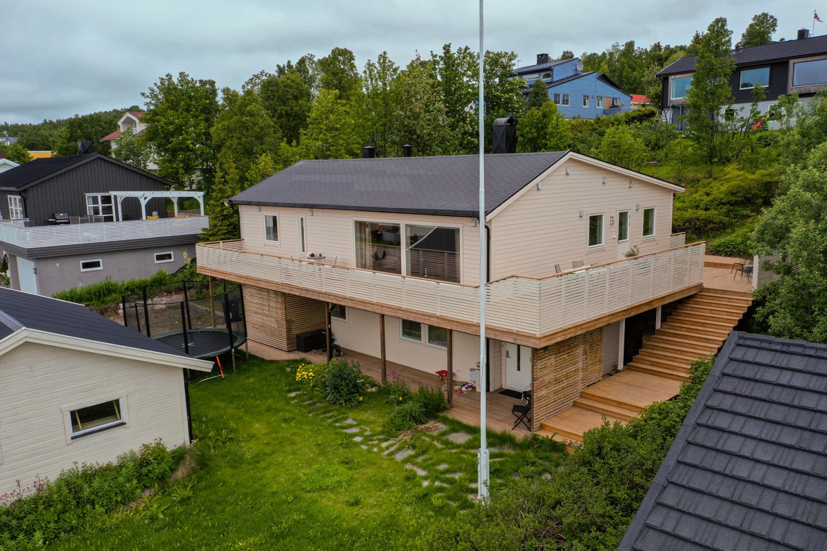 Boligen ligger i gangavstand til både barneskole og fine lekeplasser