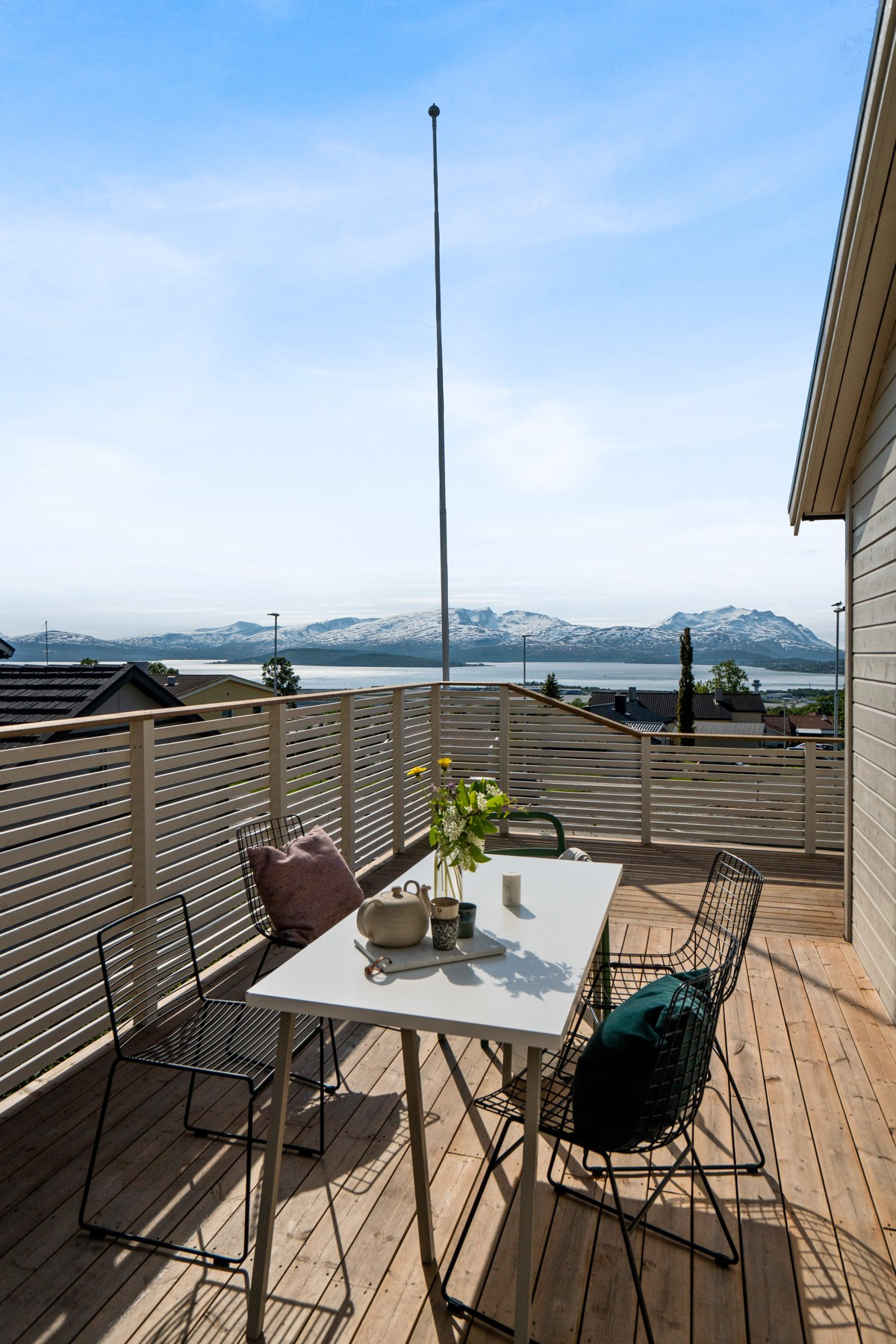 På terrassen er det flere møbleringsmuligheter