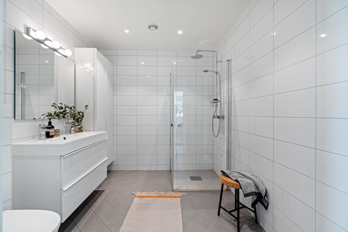 Badet er komplett flislagt og utstyrt med dusjhjørne. Her er det montert downlights i himling