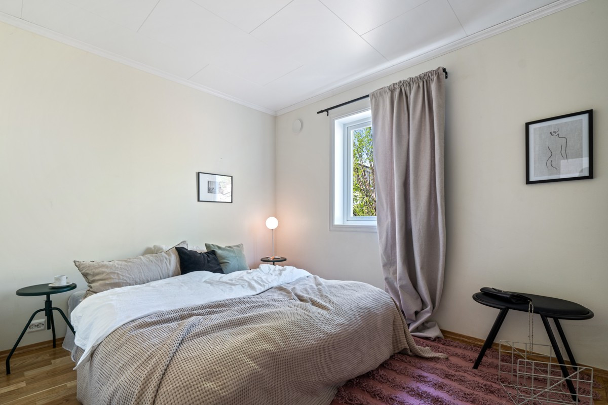 Soverom 1 er romslig med plass til stor seng