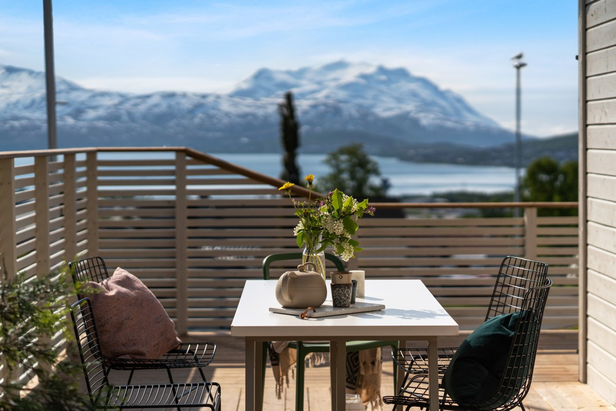 På terrassen har man fin utsikt og gode solforhold!