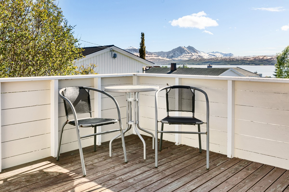 På veranda er det muligheter for hagemøblement
