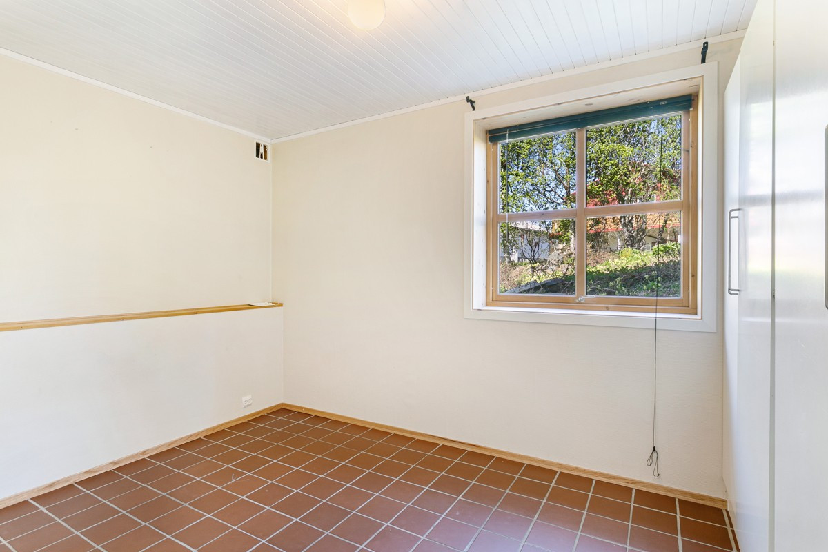 Soverom i utleiedel er romslig med plass til stor seng og oppbevaringsmuligheter