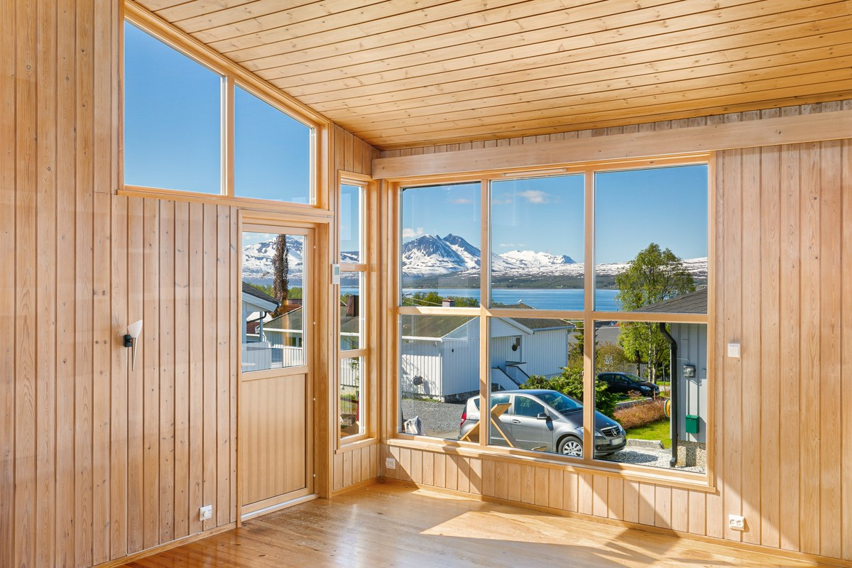 Fra stuen er det fantastisk utsikt mot Kvaløya og sjøen