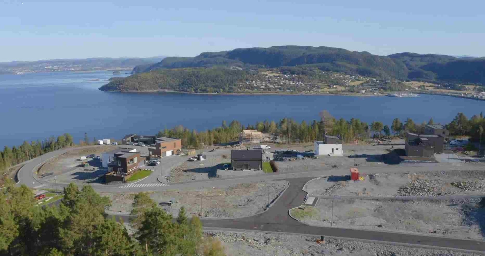 Malvikstien og Solbakken i Hommelvik ligger på den andre siden av vika/fjorden i østlig retning. Foto: Proaktiv Eiendomsmegling. Galleribilde