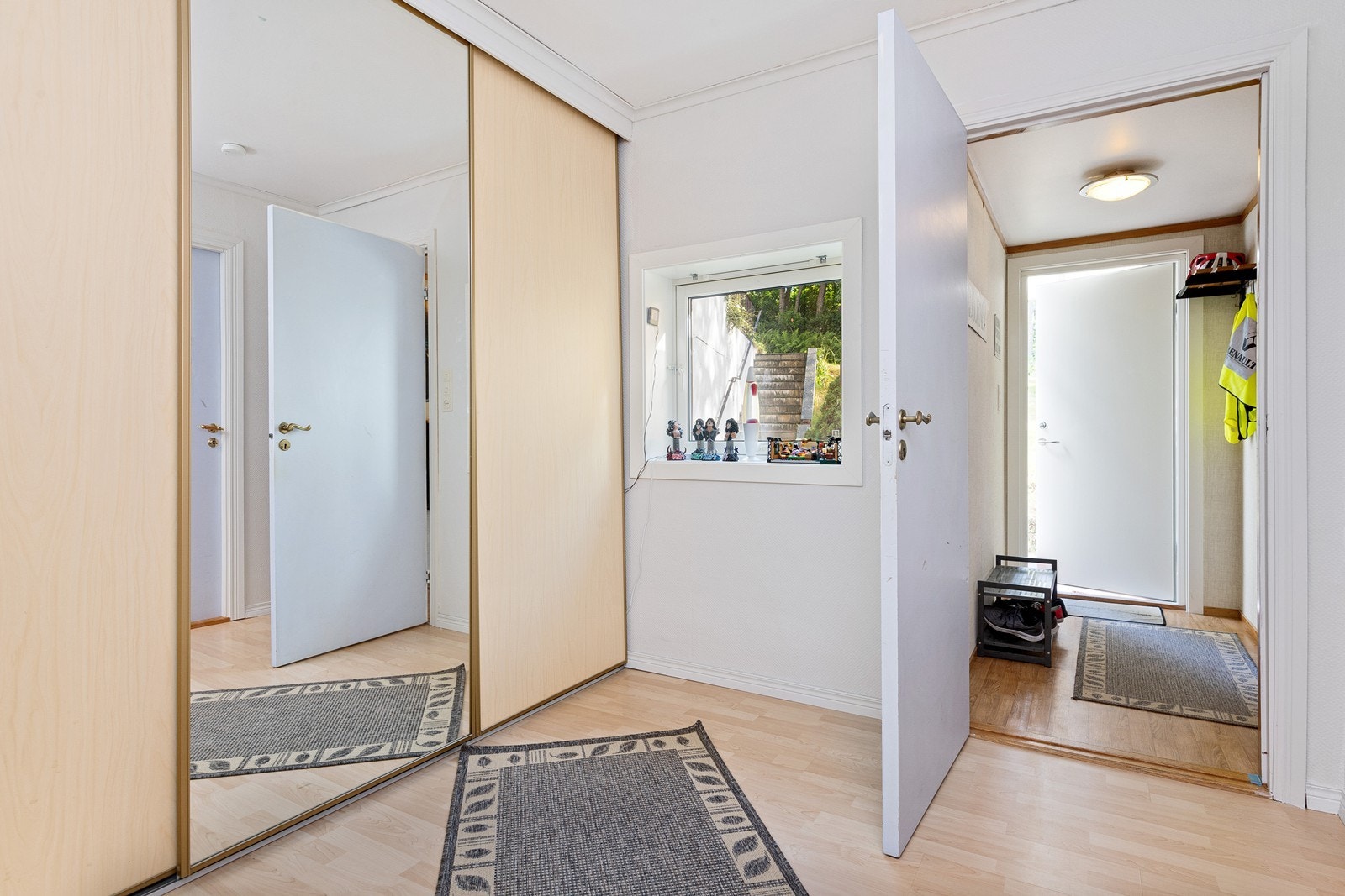 Gangen har romslig skyvedørsgarderobe Galleribilde