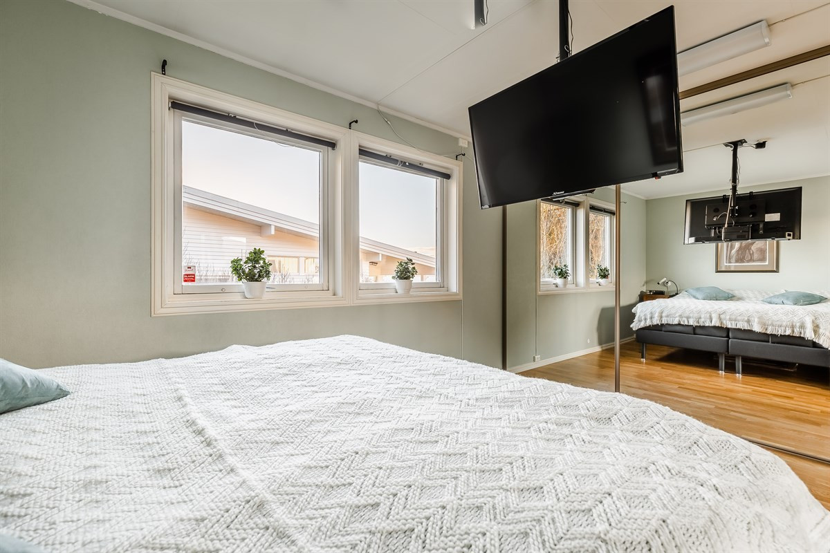 God oppbevaringsplass i skyvedørsgarderobe